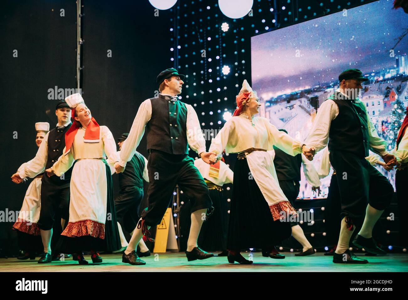 Tallinn, Estonie. Danseurs en costumes nationaux effectuant des danses folkloriques pendant la fête traditionnelle des fêtes de Noël. Banque D'Images