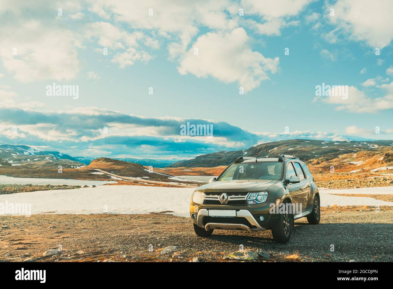 Aurlandsfjellet, Norvège. Voiture Renault Duster SUV garée près d'Aurlandsfjellet route pittoresque en été paysage norvégien. Destination populaire dans Banque D'Images