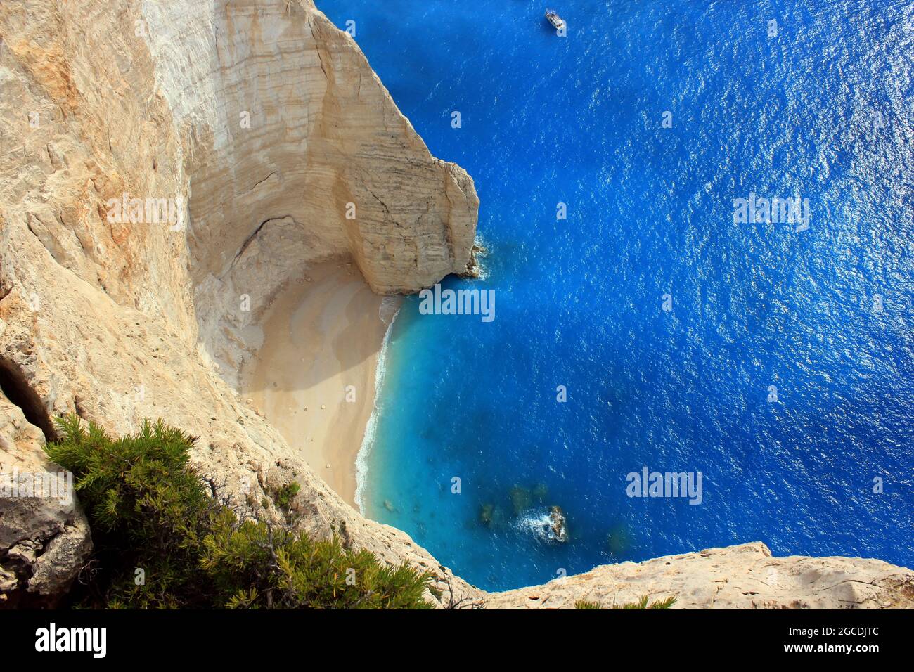 Einsame, malerische Bucht mit weißem Kiesstrand, türkisbaues Meer in der Nähe des Shipwreck Beach, Navagio auf der griechischen Insel Zakynthos Banque D'Images