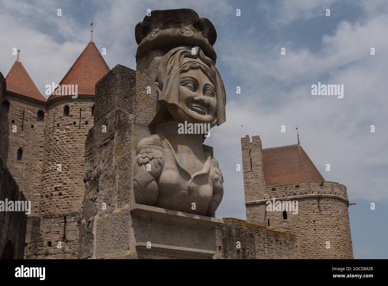 Sculpture de la Dame de Carcassonne à la porte orientale de la ville fortifiée. Banque D'Images