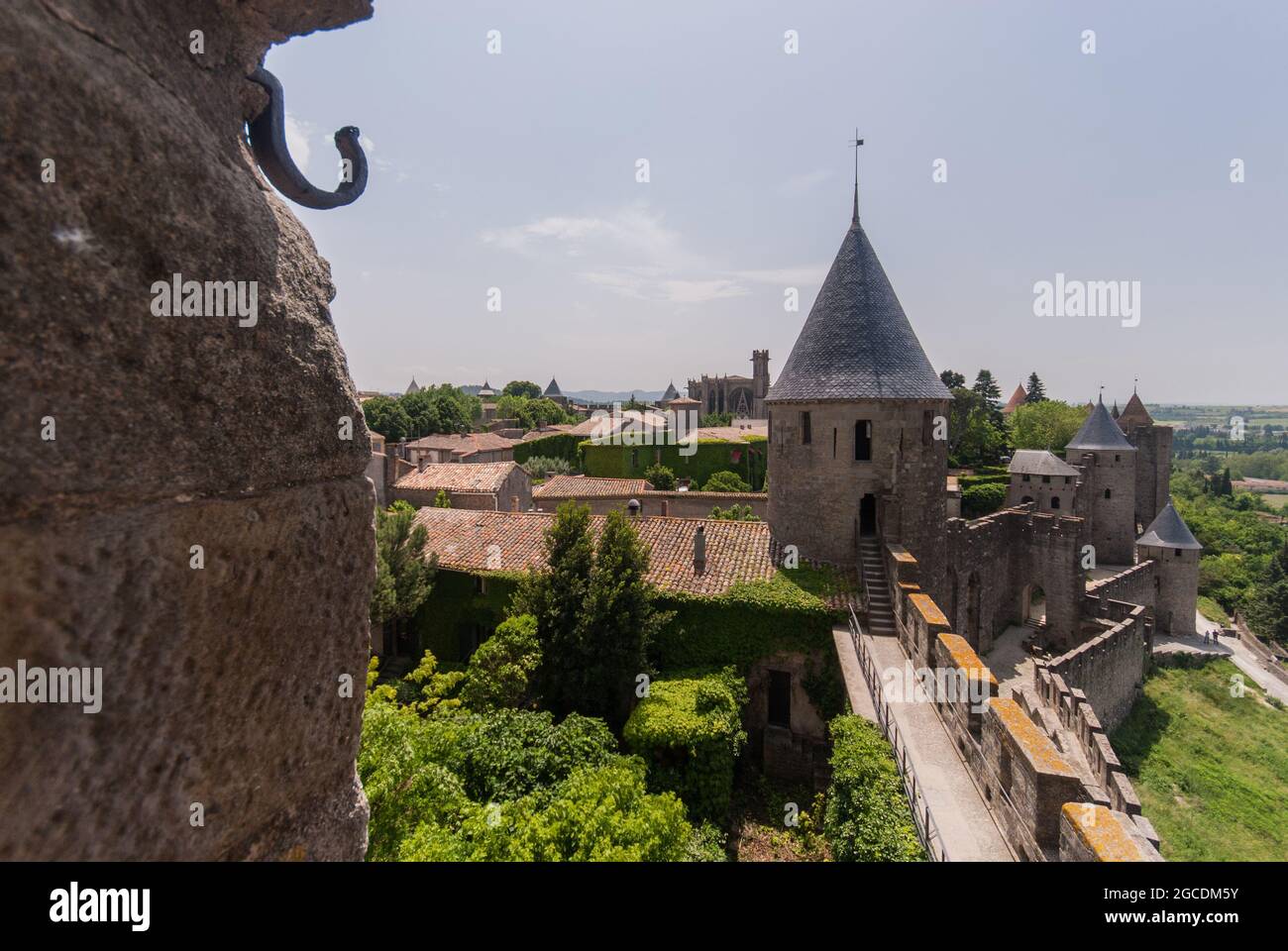 Vue du château intérieur vers les remparts de la cité fortifiée de Carcassonne Banque D'Images