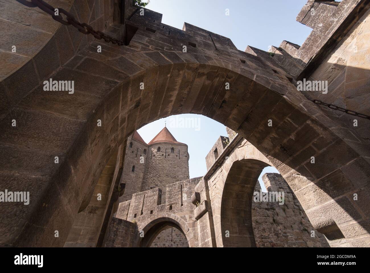 Vue à travers les portes doubles de la porte Narbonnaise menant à la cité médiévale fortifiée de Carcassonne Banque D'Images