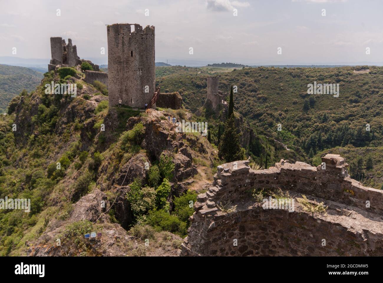 Les quatre Châteaux de Lastours ont été bâtus sur un éperon rocheux escarpé. Le a joué un rôle important dans la croisade contre le Catharisme. Banque D'Images