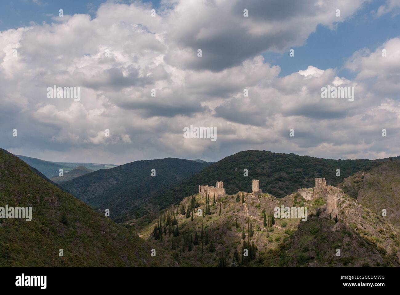 Les quatre Châteaux de Lastours ont été bâtus sur un éperon rocheux escarpé. Les châteaux ont joué un rôle important dans la croisade contre le Catharisme. Banque D'Images