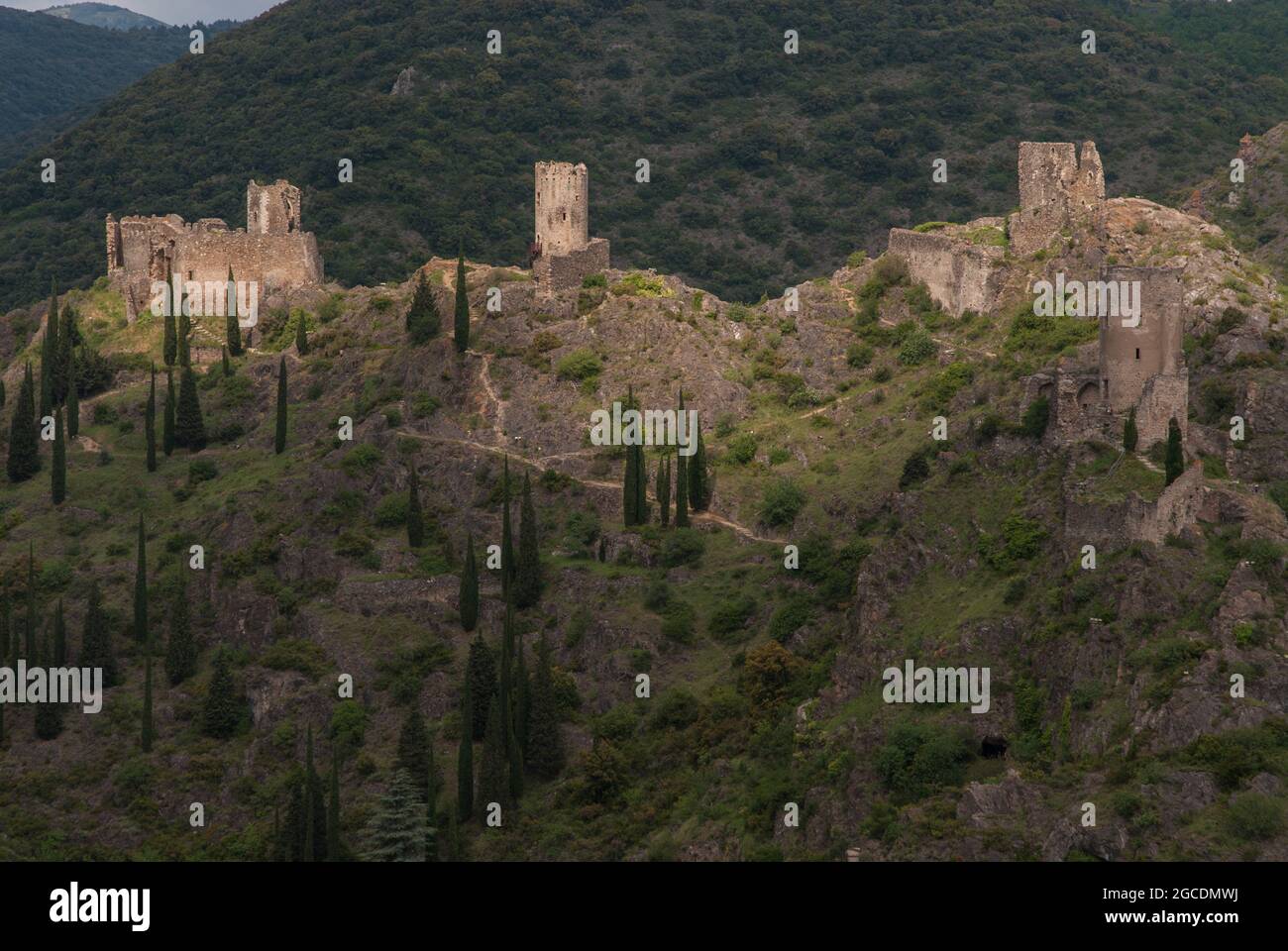 Les quatre Châteaux de Lastours ont été bâtus sur un éperon rocheux escarpé. Les châteaux ont joué un rôle important dans la croisade contre le Catharisme. Banque D'Images