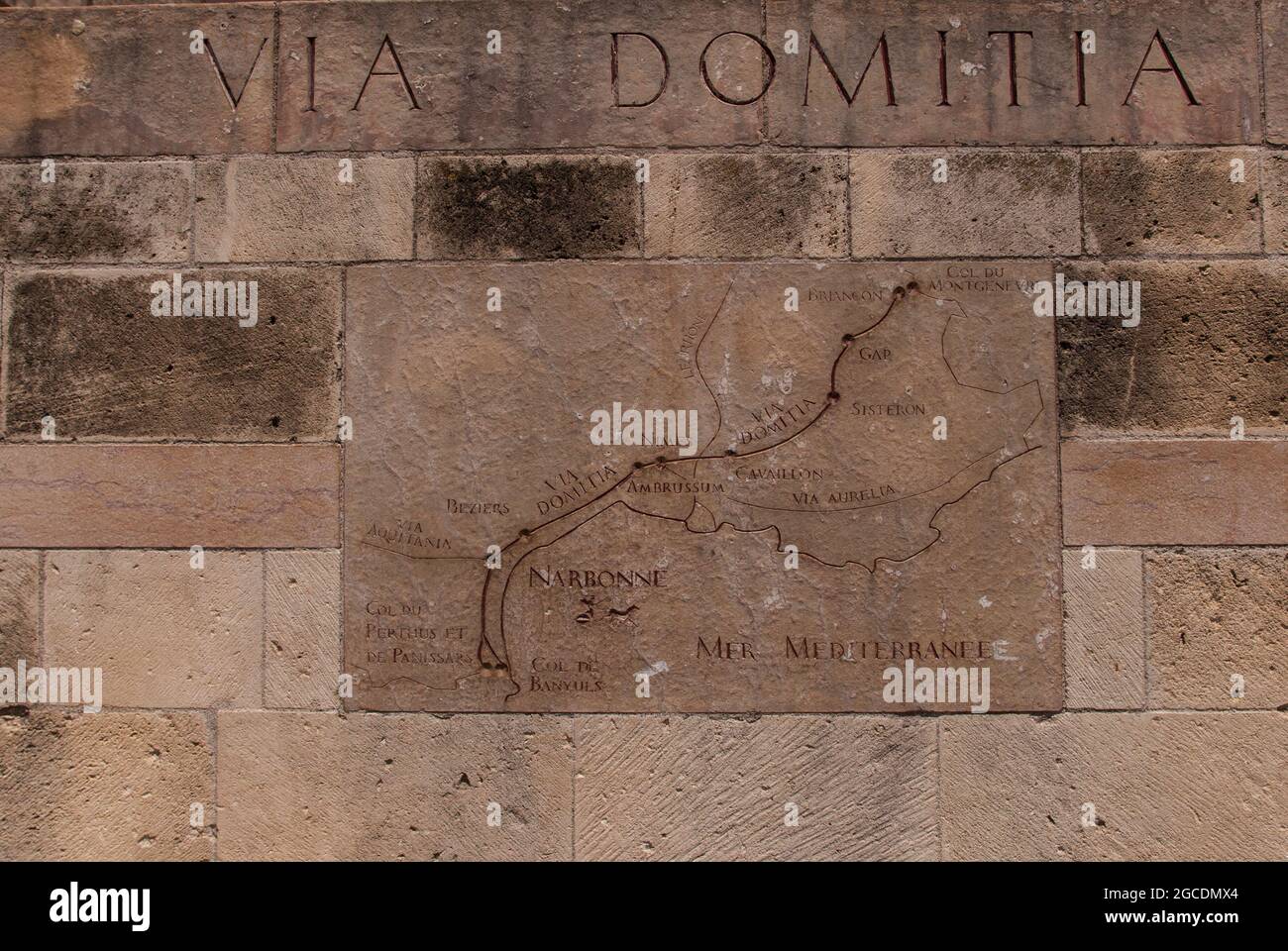 Terrain historique: Une carte de la via Domitia romaine sur la place principale de Narbonne dans le sud de la France Banque D'Images