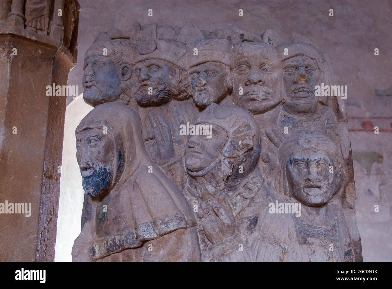 Au musée de Carcassonne : autel médiéval avec un relief représentant des témoins de la crucifixion du christ Banque D'Images