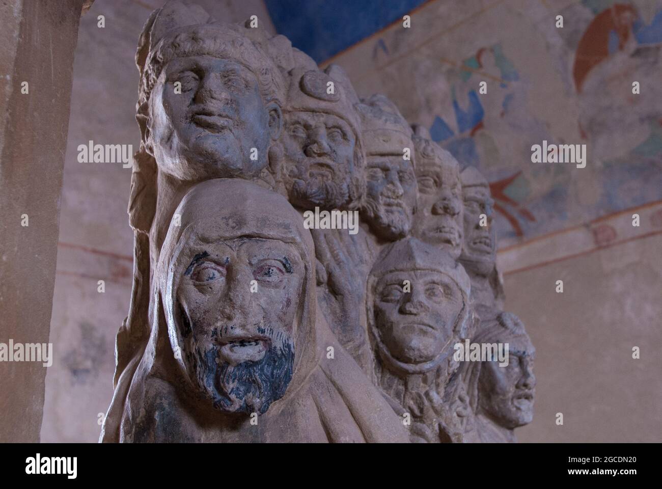 Au musée de Carcassonne : autel médiéval avec un relief représentant des témoins de la crucifixion du christ Banque D'Images
