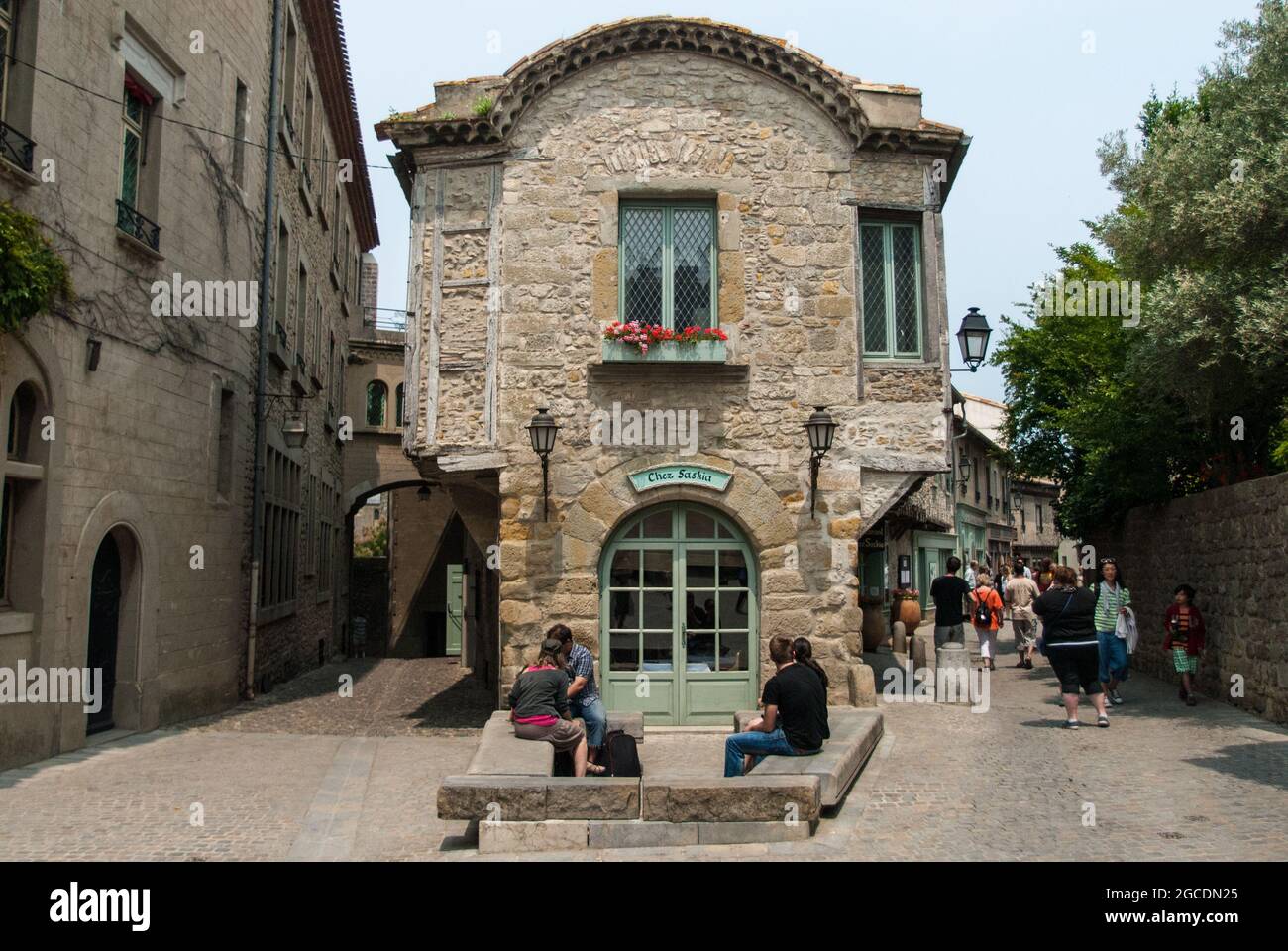 La ville fortifiée de Carcassonne, avec son ensemble de bâtiments médiévaux, est une attraction touristique populaire classée au patrimoine mondial de l'UNESCO Banque D'Images