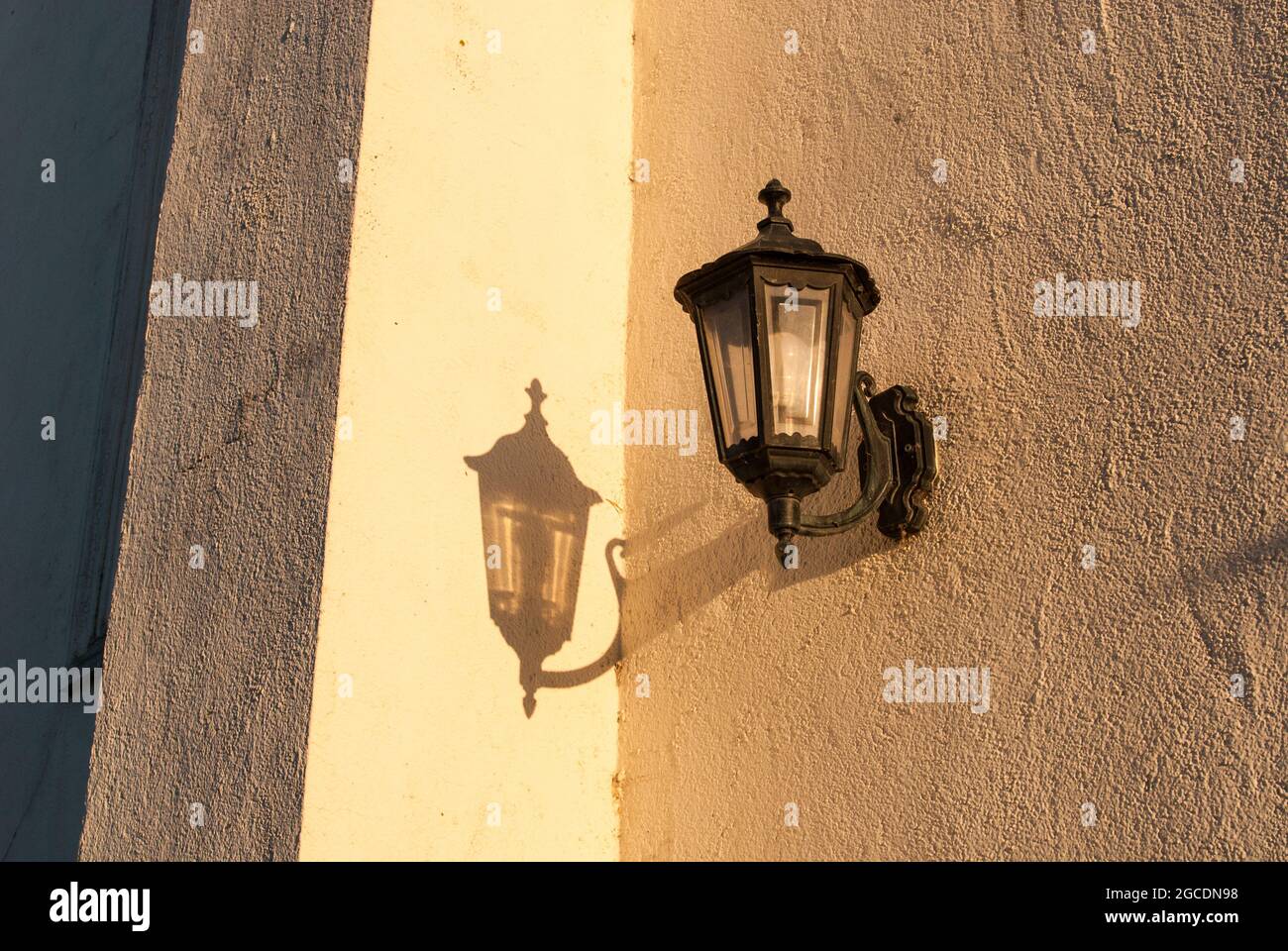 Shadow play: Une lanterne antique dans un vignoble à la lumière du soir dans le sud de la France. Banque D'Images