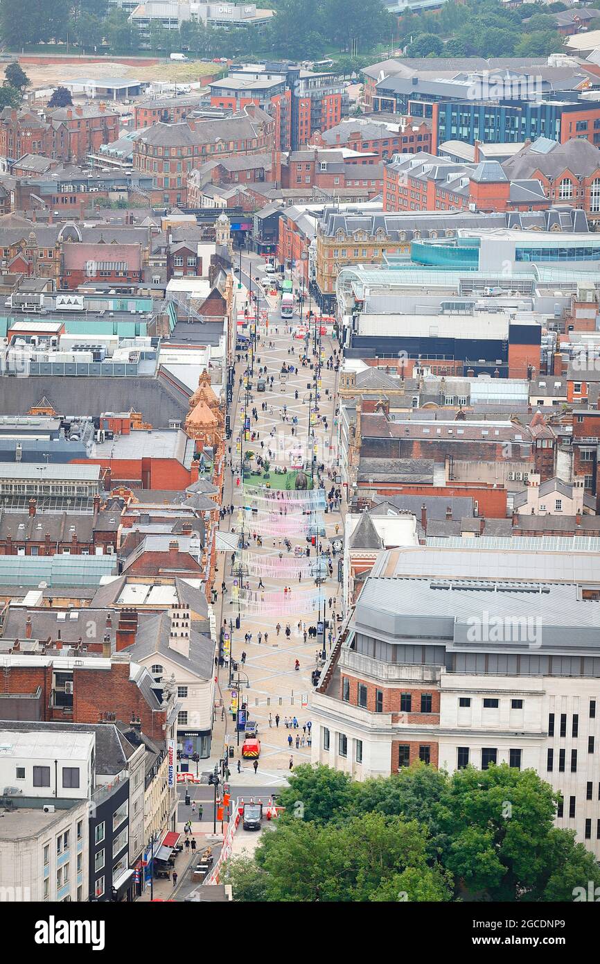 L'une des nombreuses vues sur le centre-ville de Leeds depuis le sommet du plus haut bâtiment du Yorkshire, « Altus House » Banque D'Images