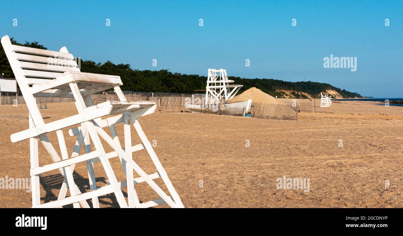 Un sauveteur et un bateau de sauvetage sur une plage vide au parc national Sunken Meadow de New york long Island. Banque D'Images