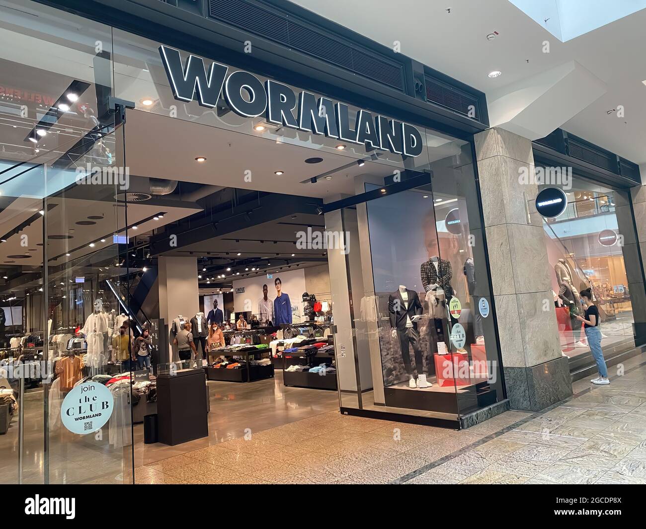 Oberhausen, Allemagne - juillet 9. 2021: Vue sur le devant du magasin avec logo de la mode wormland dans le centre commercial Banque D'Images Oberhausen, Allemagne - juillet 9. 2021: Vue sur le devant du magasin avec logo de la mode wormland dans le centre commercial Banque D'Images