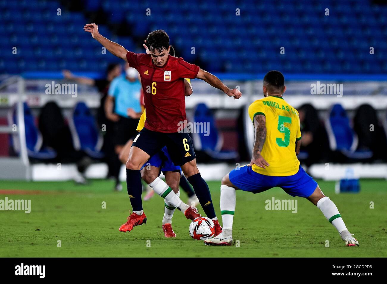 Martin Zubimendi d'Espagne et Douglas Luiz du Brésil pendant les Jeux Olympiques Tokyo 2020, match de médaille d'or des hommes de football entre le Brésil et l'Espagne le 7 août 2021 au Stade International Yokohama à Yokohama, Japon - photo Pablo Morano / Orange Pictures / DPPI Banque D'Images