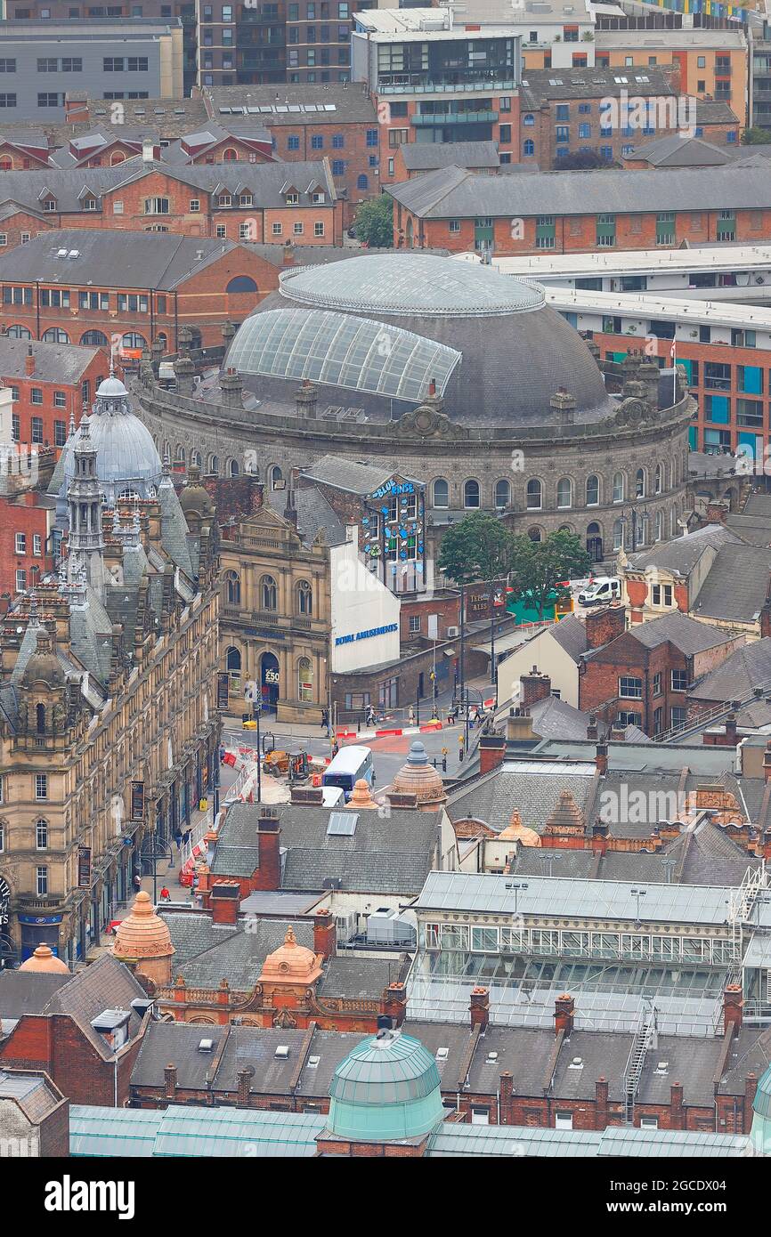 L'une des nombreuses vues sur le centre-ville de Leeds depuis le sommet du plus haut bâtiment du Yorkshire, « Altus House » Banque D'Images