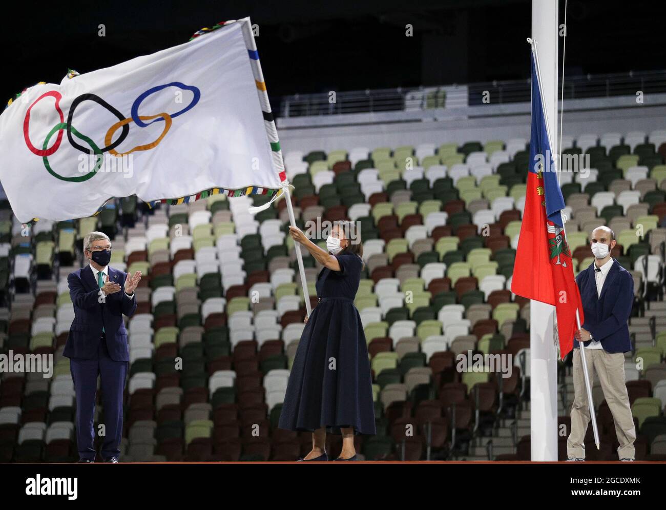 Tokyo, Japon. 8 août 2021. Anne Hidalgo, maire de Paris, fait la vague du drapeau olympique lors de la cérémonie de clôture des Jeux Olympiques de Tokyo 2020 à Tokyo, au Japon, le 8 août 2021. Crédit : Li Ming/Xinhua/Alay Live News Banque D'Images