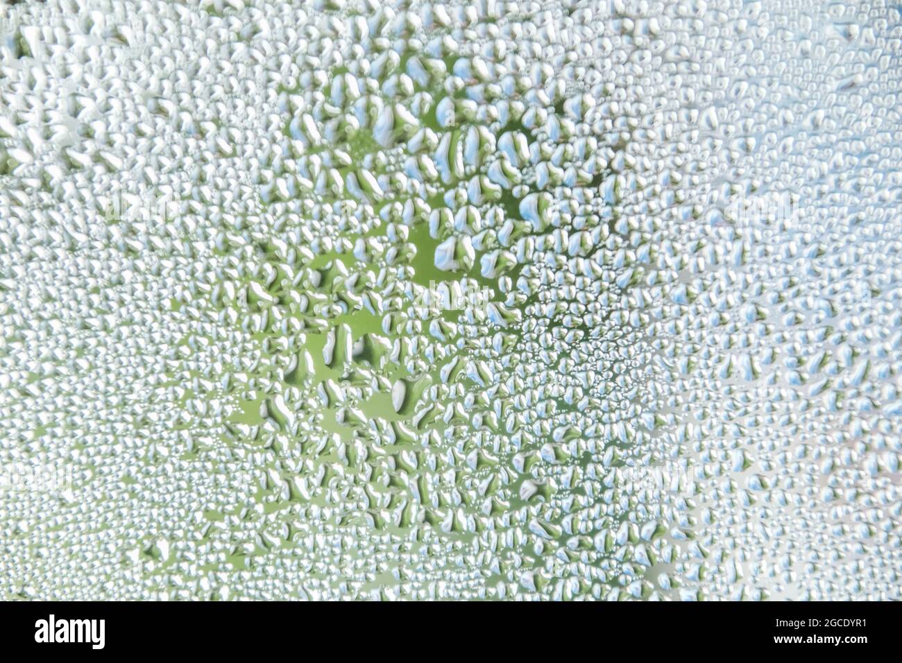 gouttes d'eau sur la vitre en verre, voir à l'extérieur Banque D'Images