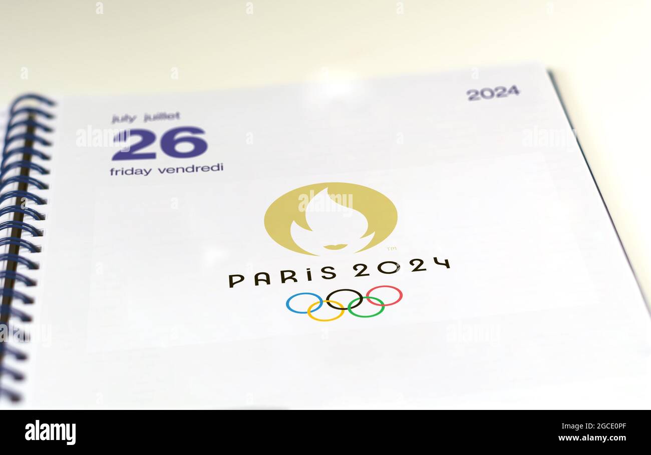 Paris, France, août 2021 : un agenda ouvert à la page du 26 juillet 2024, jour d'ouverture des Jeux Olympiques d'été de Paris 2024. Logo officiel Paris 2024 Banque D'Images