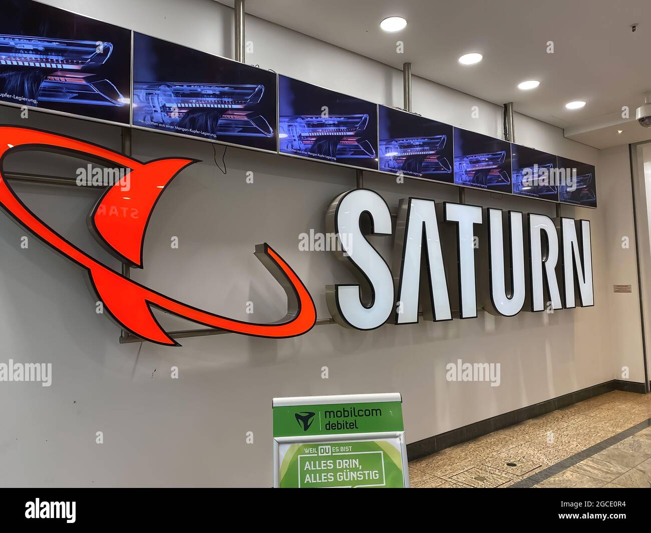 Oberhausen, Allemagne - juillet 9. 2021 : vue à l'avant du magasin avec le logo de la chaîne de l'électronique saturn dans le centre commercial (accent mis sur le centre du rouge gauche) Banque D'Images Oberhausen, Allemagne - juillet 9. 2021 : vue à l'avant du magasin avec le logo de la chaîne de l'électronique saturn dans le centre commercial (accent mis sur le centre du rouge gauche) Banque D'Images