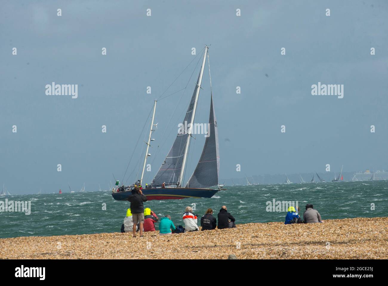 Hurst Castle, Hampshire, Royaume-Uni. 8 août 2019. Les concurrents de la course Rolex Fastnet 2021 passent devant des spectateurs au château de Hurst. Crédit : John Beasley/Alamy Banque D'Images