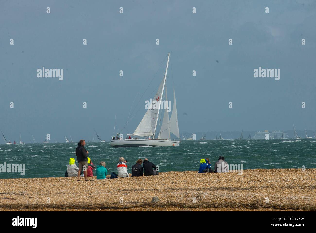 Hurst Castle, Hampshire, Royaume-Uni. 8 août 2019. Les concurrents de la course Rolex Fastnet 2021 passent devant des spectateurs au château de Hurst. Crédit : John Beasley/Alamy Banque D'Images