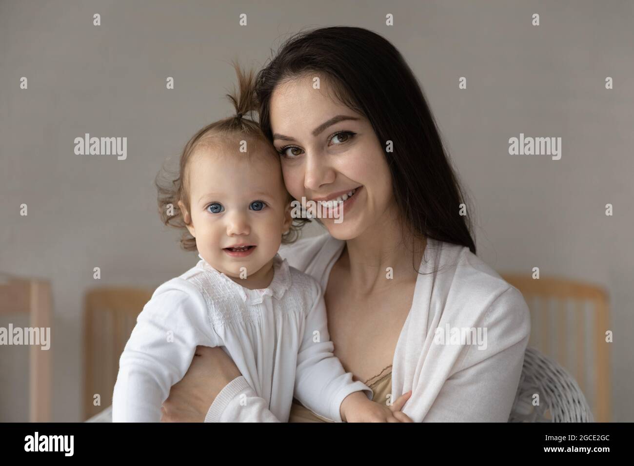 Portrait de maman heureuse et de bébé fille Banque D'Images