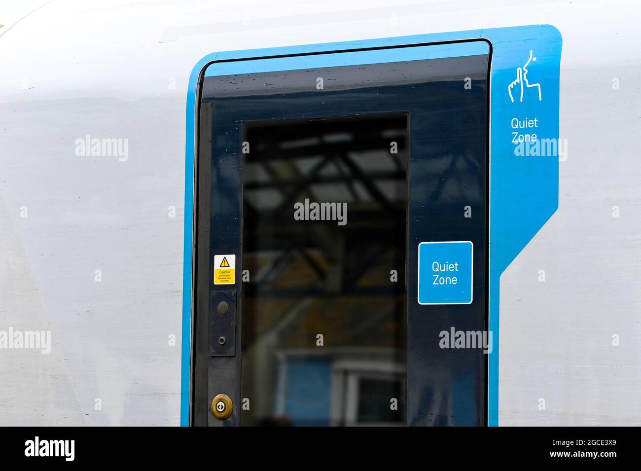 Weymouth, Dorset, Angleterre - juillet 2021 : vue rapprochée d'une porte à la tranquille calèche d'un train Banque D'Images