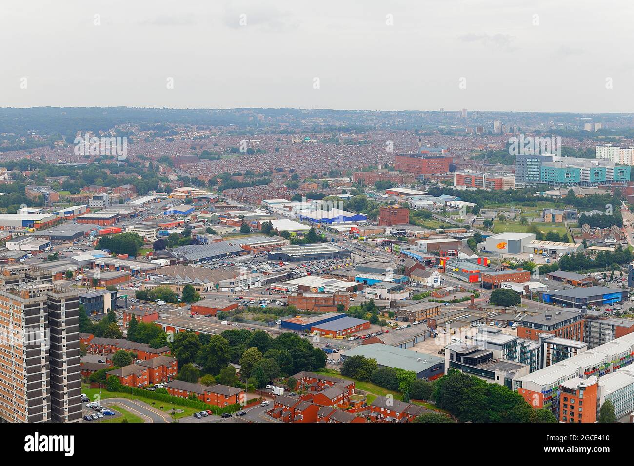 L'une des nombreuses vues sur le centre-ville de Leeds depuis le sommet du plus haut bâtiment du Yorkshire, « Altus House » Banque D'Images