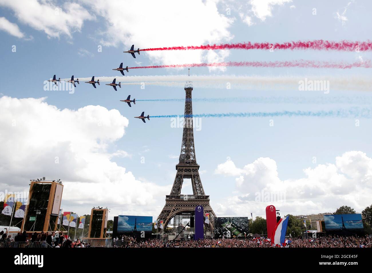 Des jets alpha de la Patrouille de France, l'Armée de l'Air française,  survolent la Tour Eiffel dans la zone des fans des Jeux Olympiques de  Paris, lors de la cérémonie de clôture
