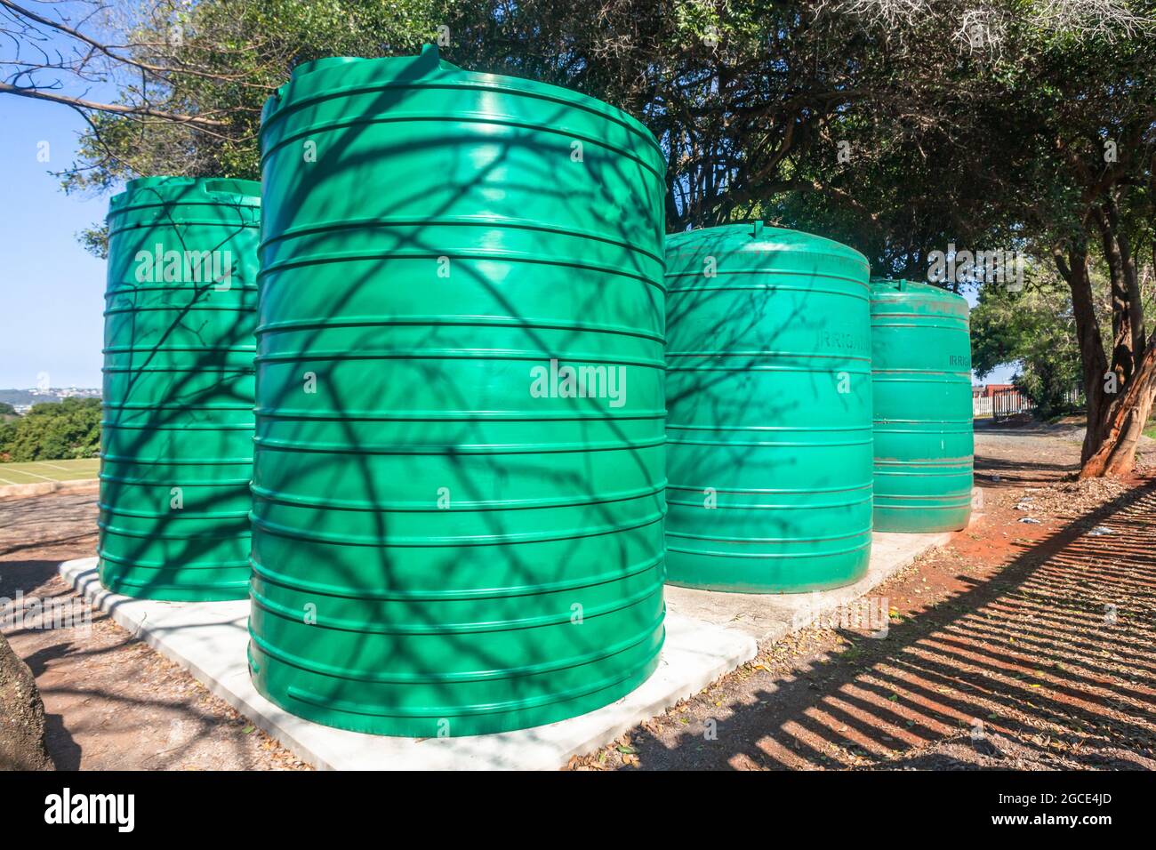 Réservoirs d'eau quatre grandes couleurs vertes environ six mille litres de liquide de maintien sur la plate-forme de base en béton à l'extérieur. Banque D'Images