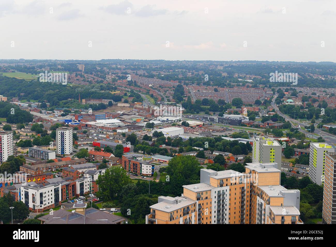 L'une des nombreuses vues sur le centre-ville de Leeds depuis le sommet du plus haut bâtiment du Yorkshire, « Altus House » Banque D'Images