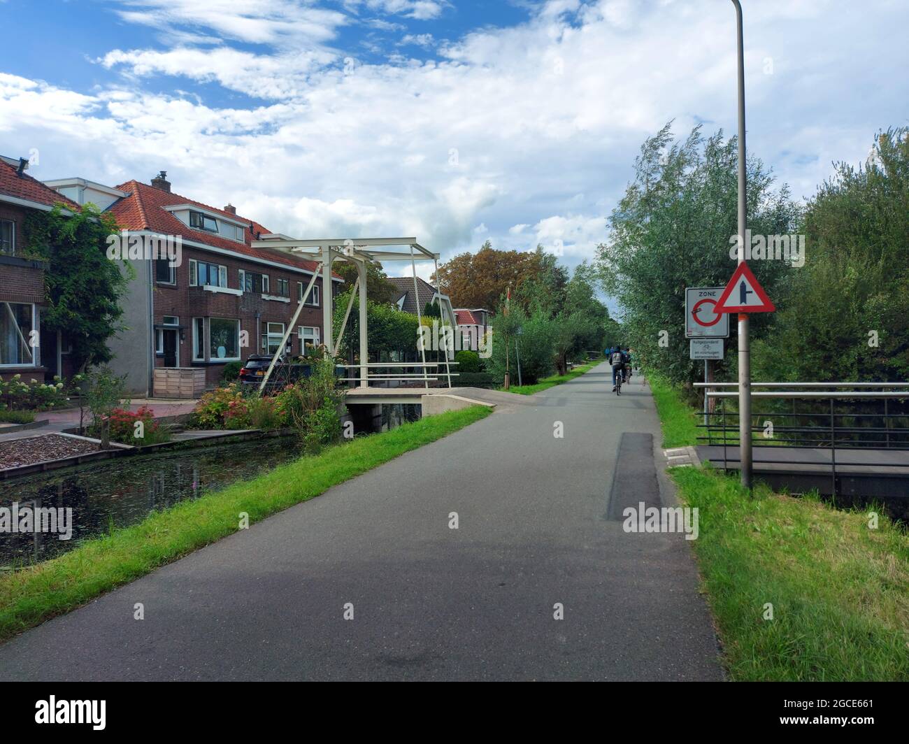 Nuages de tempête sombre au-dessus du Ridder van Catsweg à Gouda, aux pays-Bas Banque D'Images