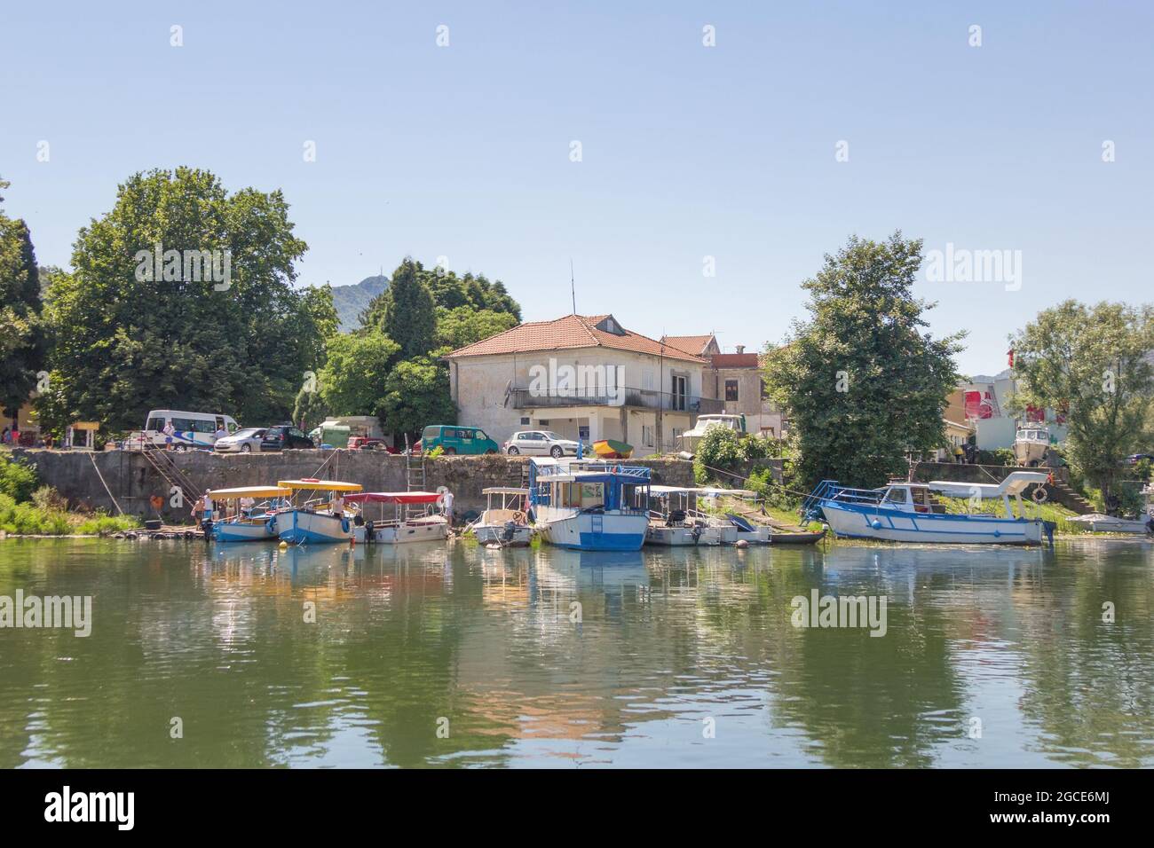 Virpazar, Monténégro - 4 juillet 2014 : jetée pour les navires et bateaux à moteur pour les excursions en eau se trouvent sur la rivière Crnojevica. Le Virpazar est un village populaire ne Banque D'Images