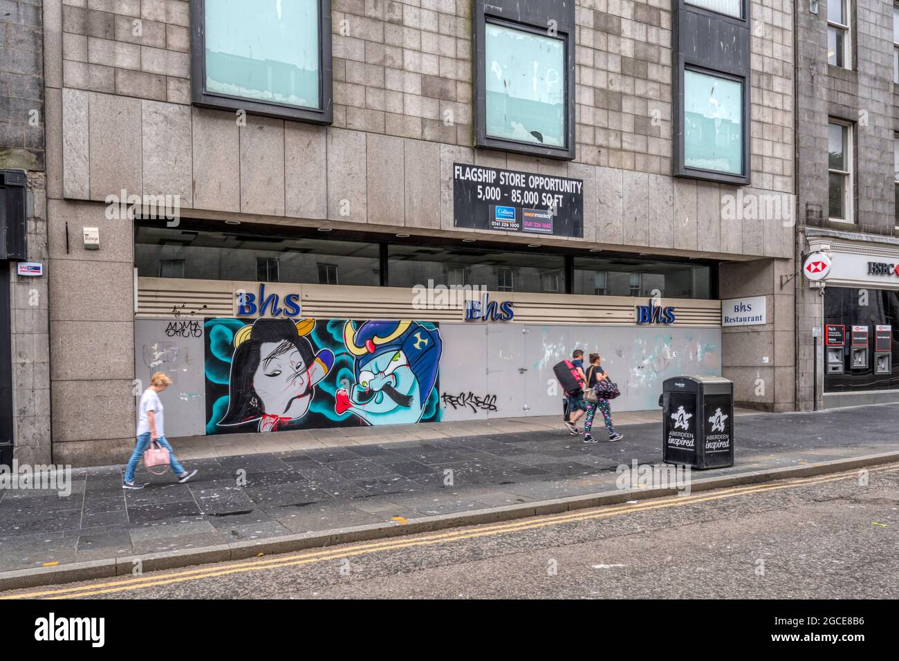 Les gens qui marchent devant le grand magasin BHS fermé à Union Street, Aberdeen. Banque D'Images