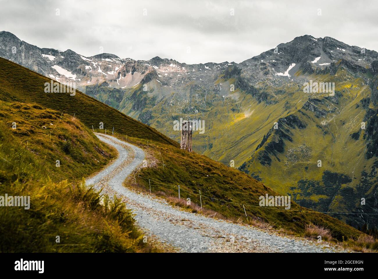 Chemin dans les montagnes avec petite cabine de chasseur, photographié par l'écrivain, directeur et caméraman Lukas Klima avec sa compagnie de production cinématographique pour vous tous Banque D'Images