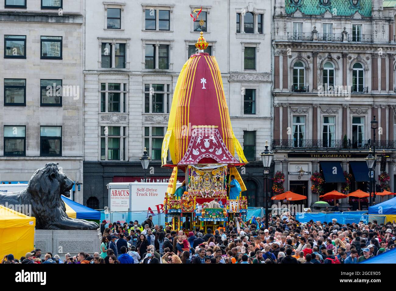 Londres, Royaume-Uni. 8 août 2021. Les adeptes de Hare Krishna participent au Festival de Rathayatra ou au Festival des Chariots. Cette année, un seul char décoré (habituellement trois) (en photo) a été transporté à roues de Hyde Park à Trafalgar Square. Une fois sur la place, les dévotés peuvent déguster gratuitement des plats végétariens et des rafraîchissements pendant le festival. Credit: Stephen Chung / Alamy Live News Banque D'Images