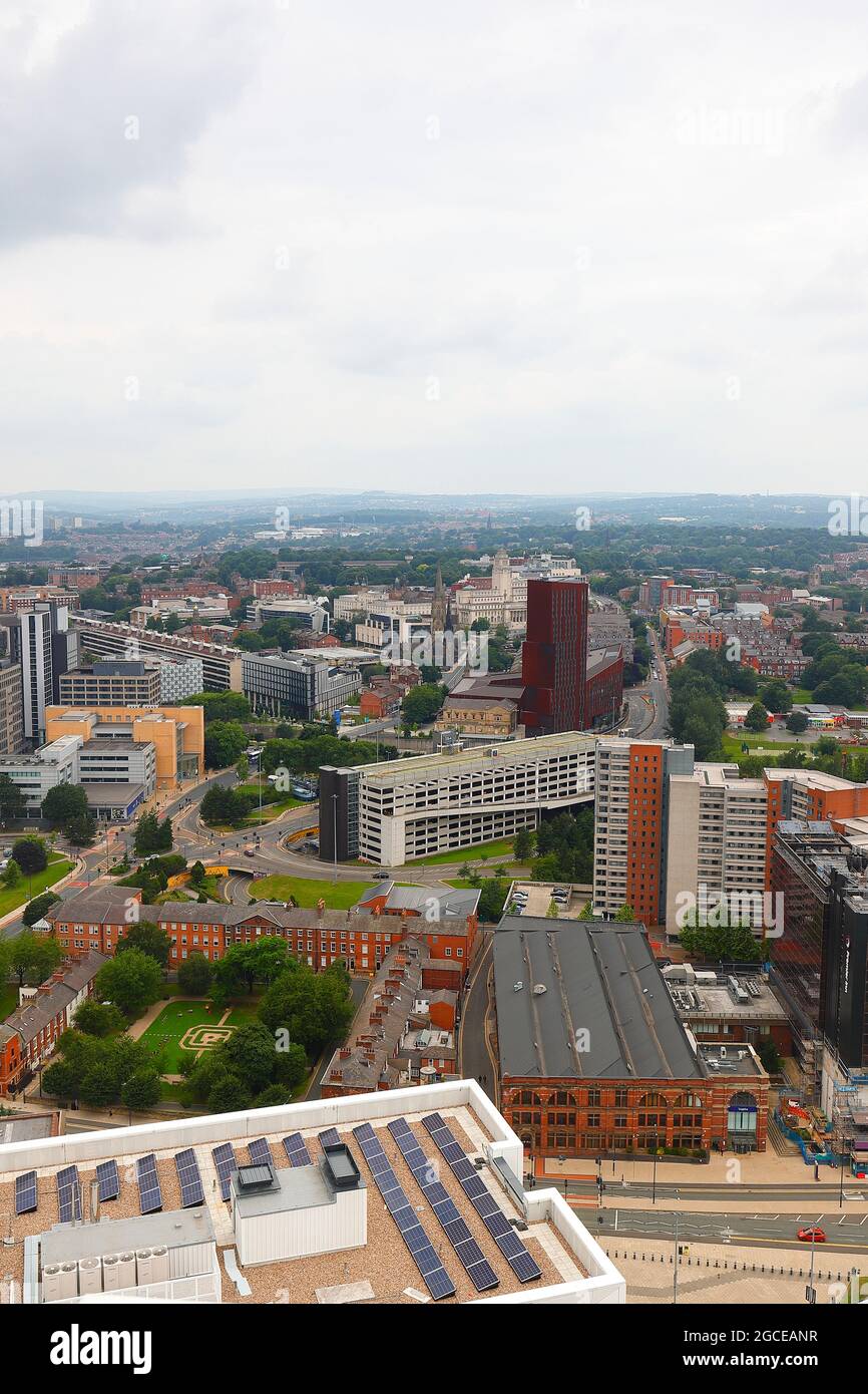 L'une des nombreuses vues sur le centre-ville de Leeds depuis le sommet du plus haut bâtiment du Yorkshire, « Altus House » Banque D'Images