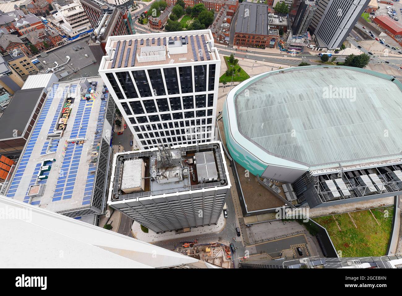 L'une des nombreuses vues sur le centre-ville de Leeds depuis le sommet du plus haut bâtiment du Yorkshire, « Altus House » Banque D'Images