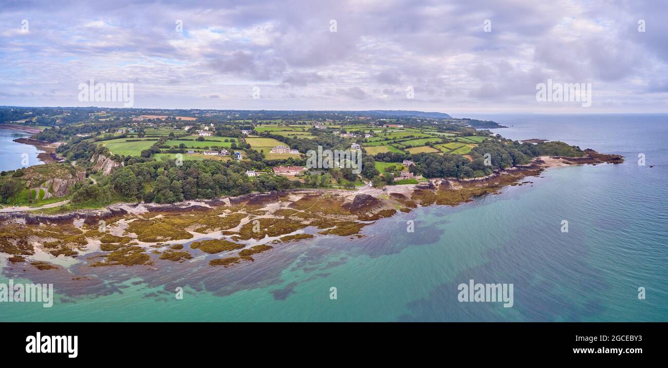 Vue aérienne de la baie de Flicet tôt le matin avec une couverture nuageuse. Banque D'Images
