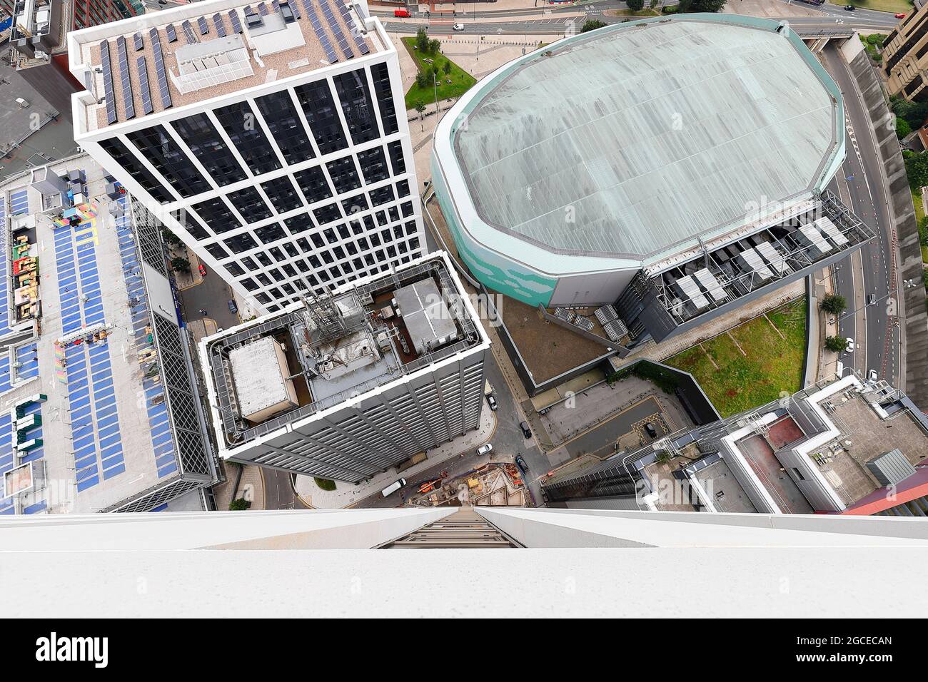 L'une des nombreuses vues sur le centre-ville de Leeds depuis le sommet du plus haut bâtiment du Yorkshire, « Altus House » Banque D'Images