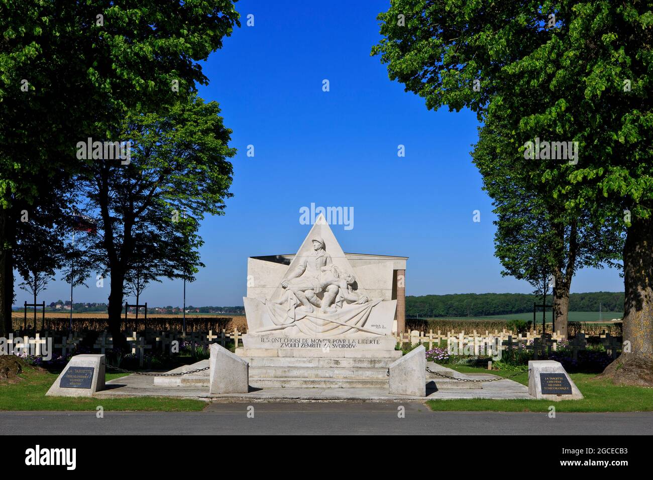 Monument au porte-étendard Karel Bezdicek au cimetière tchécoslovaque de la première Guerre mondiale et Mémorial de Neuville-Saint-Vaast (pas-de-Calais), France Banque D'Images