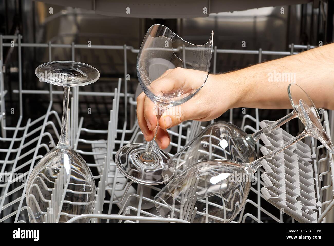 Verre à vin cassé dans le lave-vaisselle après le lavage Photo Stock - Alamy