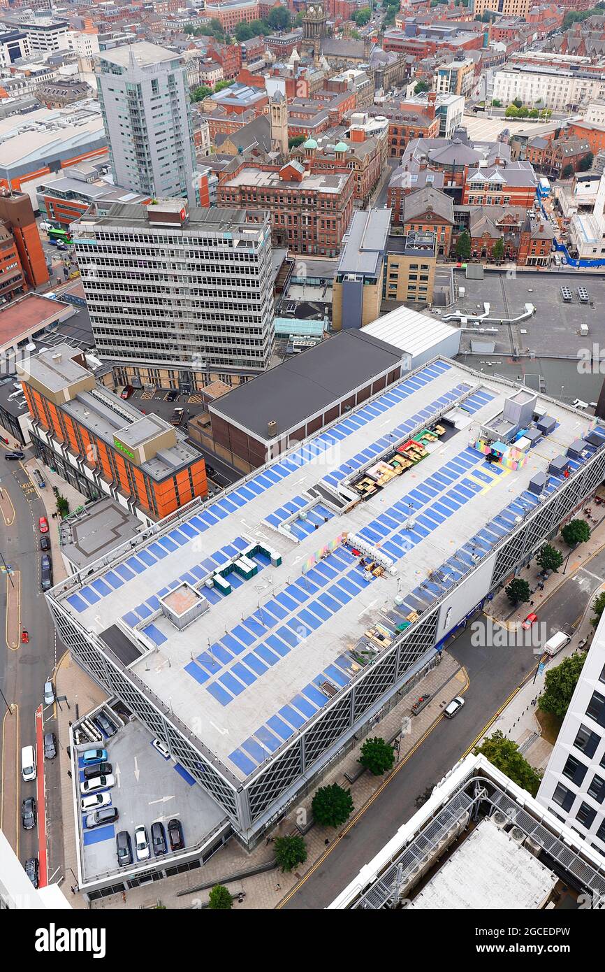 L'une des nombreuses vues sur le centre-ville de Leeds depuis le sommet du plus haut bâtiment du Yorkshire, « Altus House » Banque D'Images