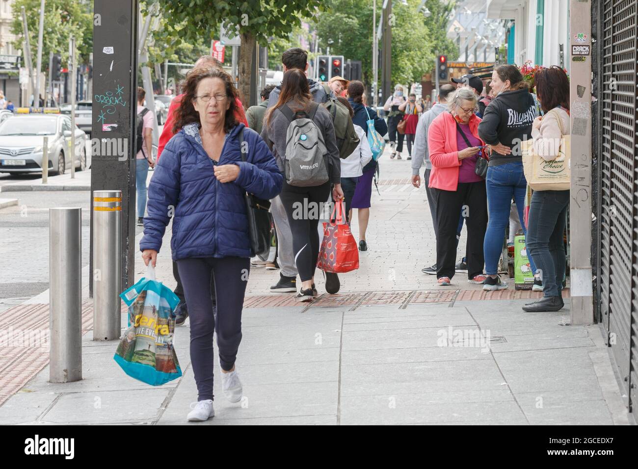 Cork, Irlande. 8 août 2021. Les foules de Shoppers apprécient le temps chaud, Cork, Irlande. Des foules de clients sont venus en ville aujourd'hui pour profiter du temps chaud qui devrait se poursuivre pendant la majeure partie de la semaine à venir. Credit: Damian Coleman/Alay Live News Banque D'Images
