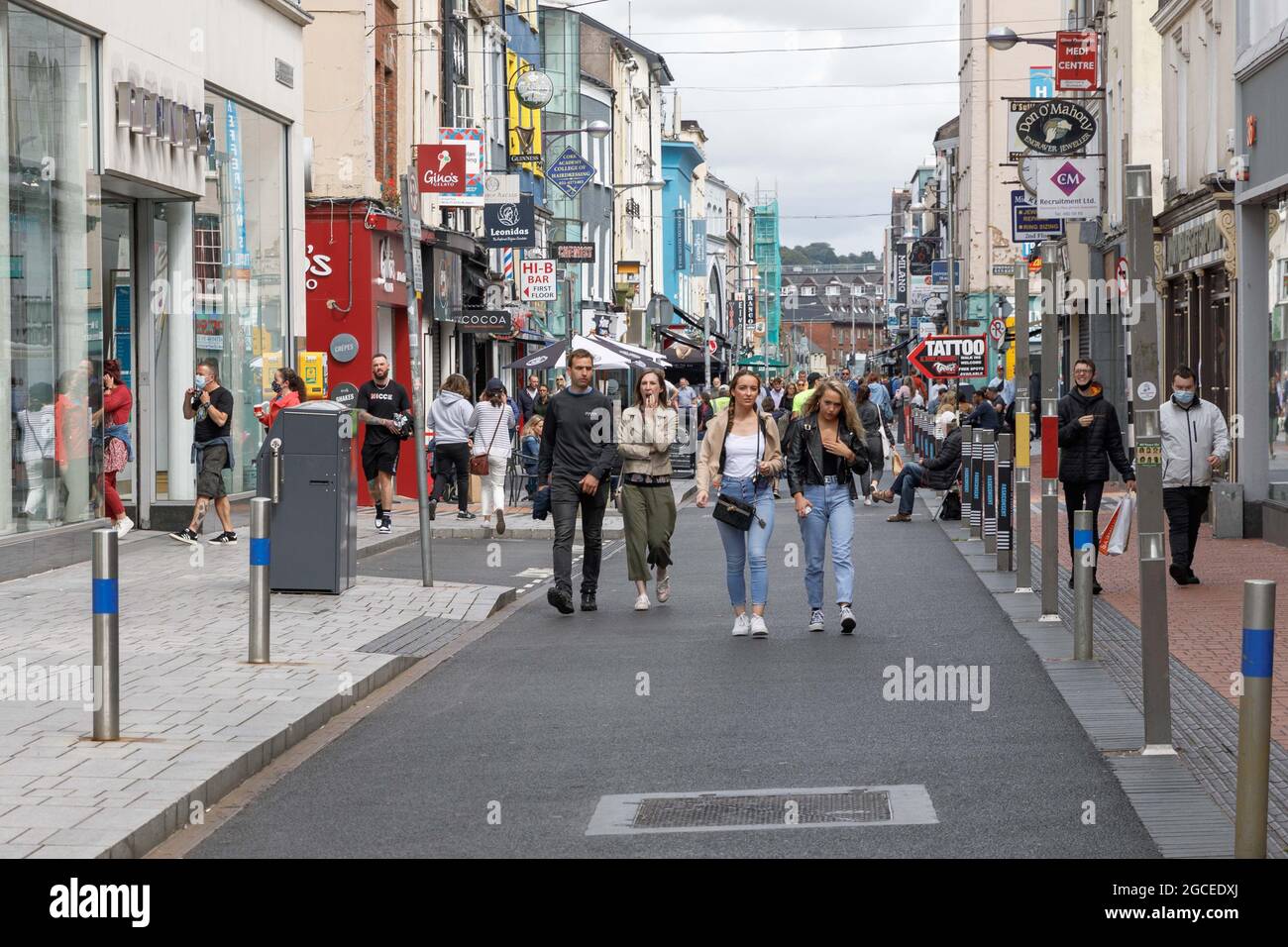 Cork, Irlande. 8 août 2021. Les foules de Shoppers apprécient le temps chaud, Cork, Irlande. Des foules de clients sont venus en ville aujourd'hui pour profiter du temps chaud qui devrait se poursuivre pendant la majeure partie de la semaine à venir. Credit: Damian Coleman/Alay Live News Banque D'Images