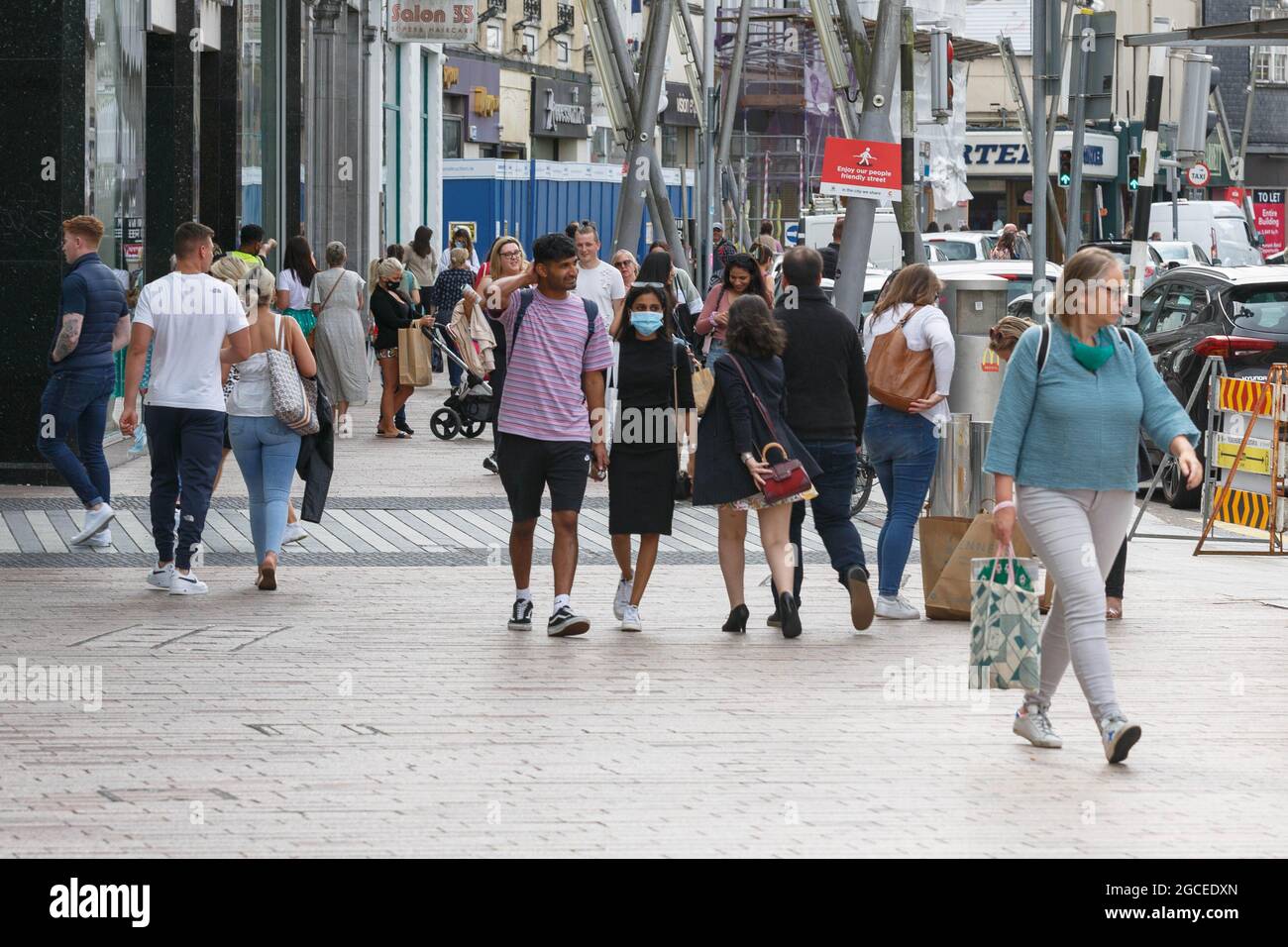 Cork, Irlande. 8 août 2021. Les foules de Shoppers apprécient le temps chaud, Cork, Irlande. Des foules de clients sont venus en ville aujourd'hui pour profiter du temps chaud qui devrait se poursuivre pendant la majeure partie de la semaine à venir. Credit: Damian Coleman/Alay Live News Banque D'Images