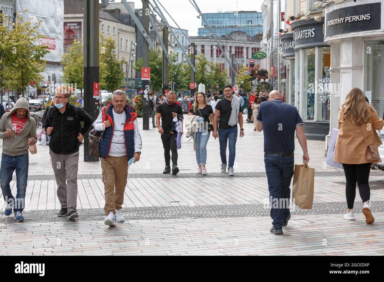 Cork, Irlande. 8 août 2021. Les foules de Shoppers apprécient le temps chaud, Cork, Irlande. Des foules de clients sont venus en ville aujourd'hui pour profiter du temps chaud qui devrait se poursuivre pendant la majeure partie de la semaine à venir. Credit: Damian Coleman/Alay Live News Banque D'Images