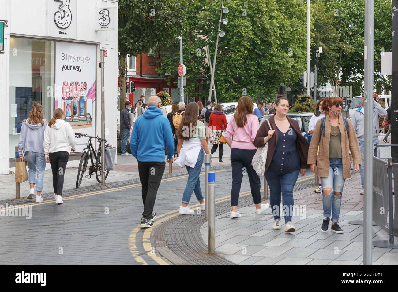 Cork, Irlande. 8 août 2021. Les foules de Shoppers apprécient le temps chaud, Cork, Irlande. Des foules de clients sont venus en ville aujourd'hui pour profiter du temps chaud qui devrait se poursuivre pendant la majeure partie de la semaine à venir. Credit: Damian Coleman/Alay Live News Banque D'Images