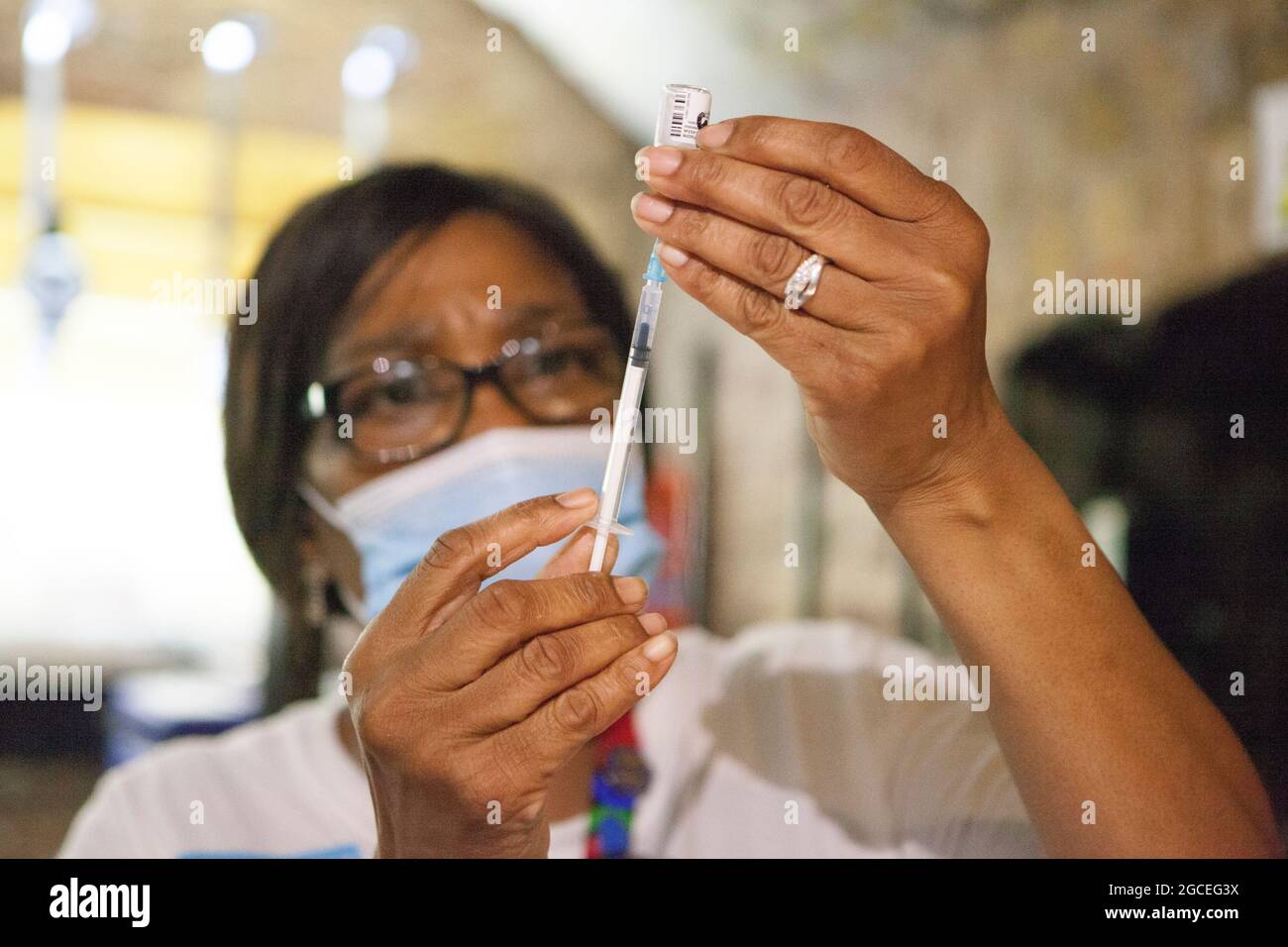 Londres, Royaume-Uni, 8 août 2021 : le personnel du NHS prépare des doses du vaccin Pfizer dans un bar bien aseptisé de la boîte de nuit Heaven, qui a ouvert ses portes le dimanche après-midi et le soir pour une clinique de vaccins pop-up. Le personnel du NHS a donné le vaccin Pfizer à des adultes qui voulaient un premier ou un deuxième jab pour tenter d'améliorer le taux de vaccination du quartier de Westminster, qui est l'un des plus bas du pays. Anna Watson/Alay Live News Banque D'Images