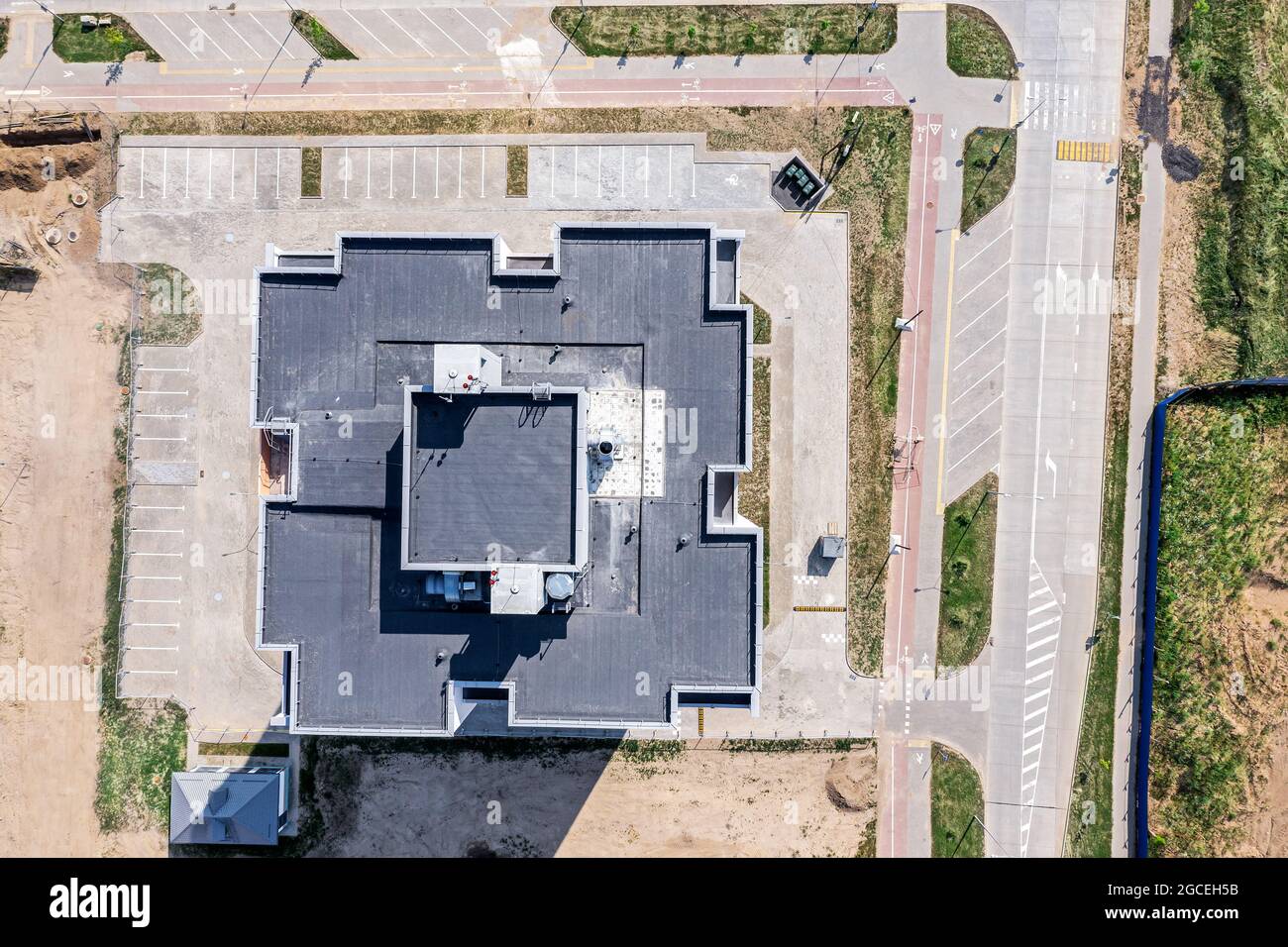 toit en bardeaux d'un immeuble nouvellement construit en hauteur avec systèmes de ventilation installés. vue aérienne du dessus de drone volant Banque D'Images